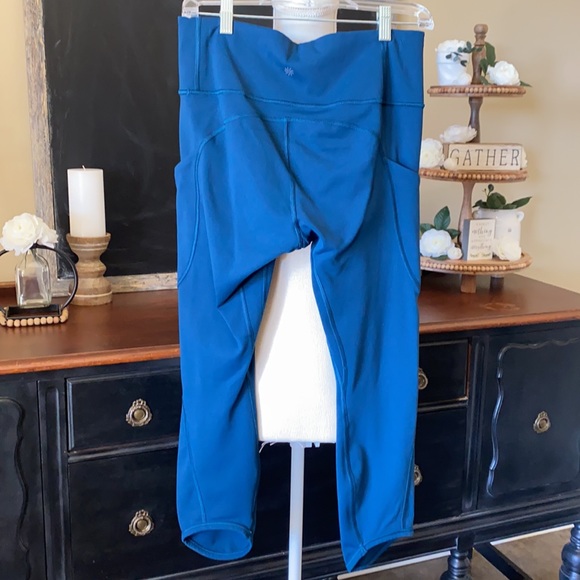 Athleta Cropped Leggings w/ pockets - Picture 5 of 9